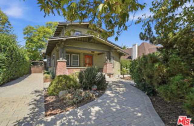613 North Lucerne Boulevard Gallery 1