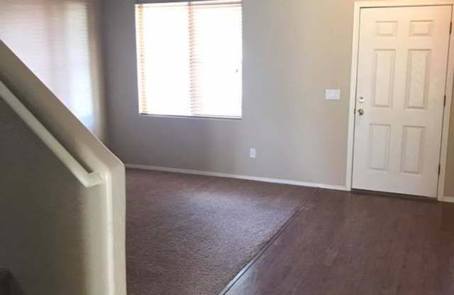 3-bedroom plus loft and community pool near Power & Ray Gallery 4