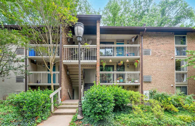 Top-floor condo located in the charming Lake Anne community. photos photos