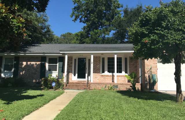 Spacious James Island Ranch with Screened Porch  Garage photos photos