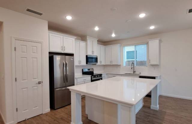 3 Bedroom Home Near Armstrong  Olive! photos photos