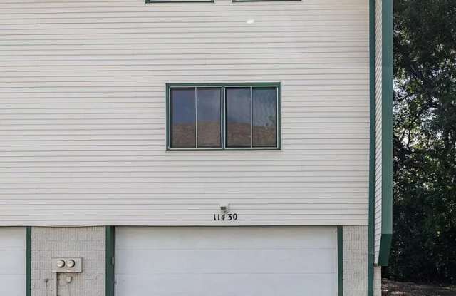 Spacious 3-Bed End-Unit Townhome with 2-Car Garage & Private Deck Gallery 4