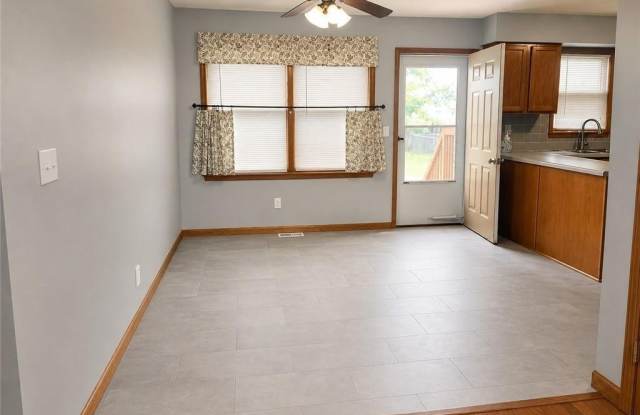 227 E Colleen Drive Gallery 3
