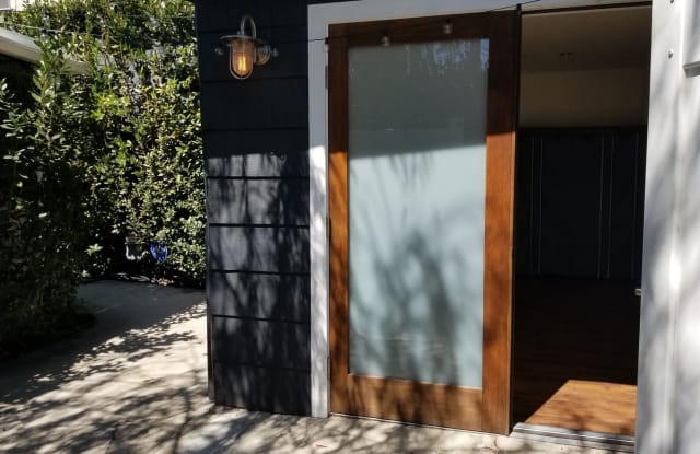 7711 1/2 Lexington Ave - 7711 1/2 Lexington Ave, West Hollywood, CA 90046