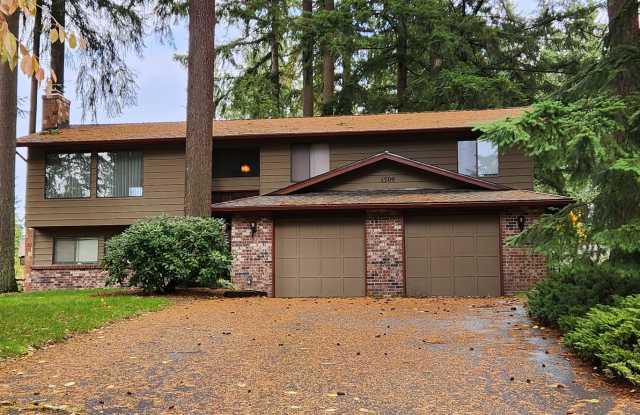 LYNNWOOD Spacious 3 bdrm + Den & Family Room Home photos photos