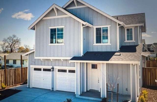 1 MONTH FREE! The Vineyards at Dennis Lane Studio unit with backyard and garage photos photos