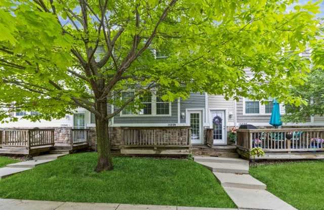 HOLIDAY LEASING SPECIAL!! 2 Bedroom, 2 Bathroom Townhome in Urbandale - 15239 Greenbelt Drive, Urbandale, IA 50323