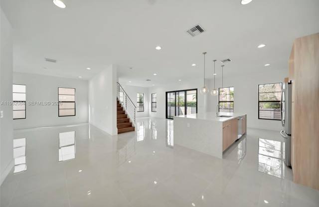 1427 SW 23rd St photos photos