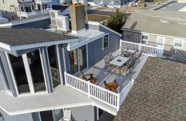 300 Beach Ave E photos photos