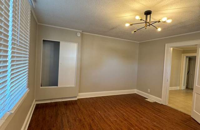 Brick 3/4 Bedroom 5 Minutes from Uptown! Gallery 3