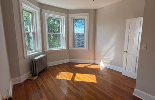 2 Bed on the Green Line Close to Packards Corner Gallery 1
