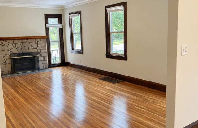 Spacious 6 Bedroom 2 Bathroom Home in Minneapolis!! Gallery 4
