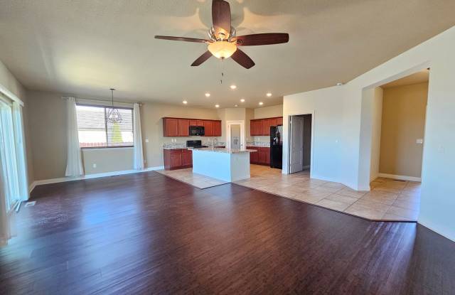 Cold Springs Stunner - Immaculate Newer Home Gallery 4