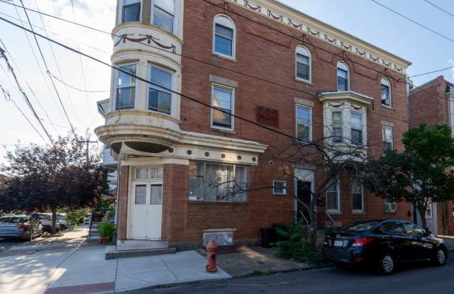 Large One bedroom Melrose area Gallery 1