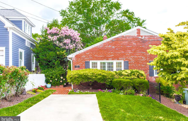 19 GROVES AVENUE - 19 Groves Avenue, Alexandria, VA 22305