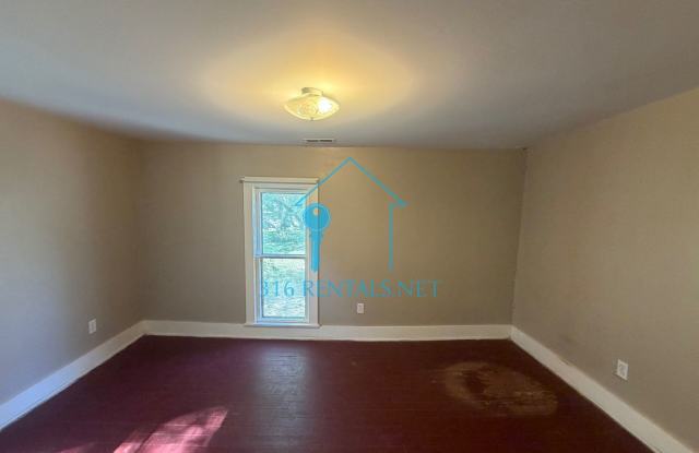 $1,199 | 4BR Farmhouse w/ Detached Shop, Creek Access & New HVAC | Newton Gallery 4