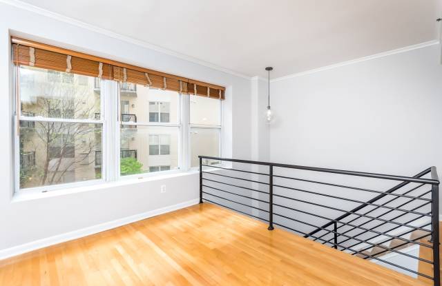 Bi-Level Logan Circle Condo | 2 Bed | 2 Bath | 900 Sf Gallery 3