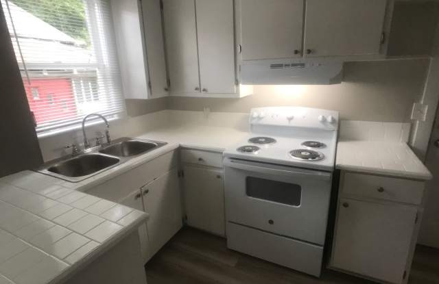 Hassle-Free Move-In — No Deposit + First Month Free! Three Bedroom Home Near Daffin Park Gallery 4