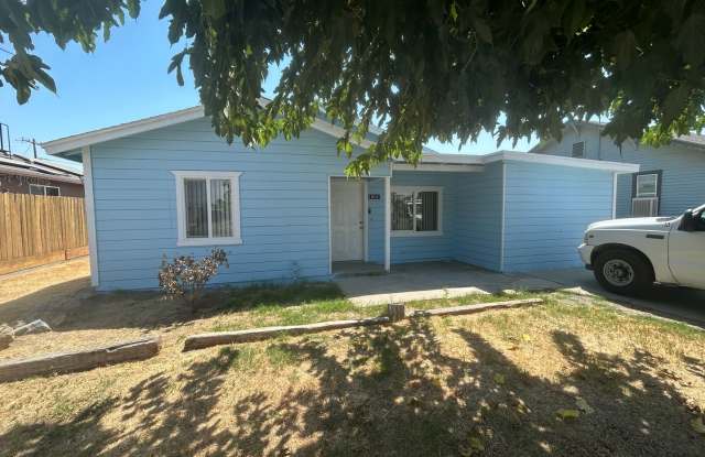 Spacious home in Armona with large yard ready for your move in! photos photos