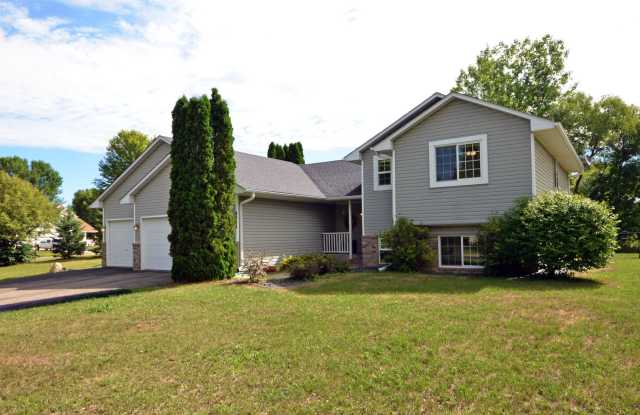 Spacious 5-bedroom, 3-bathroom modern home in Rockford! photos photos