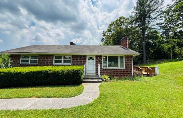 3 Bedroom, 2 Bath House with Huge Yard photos photos