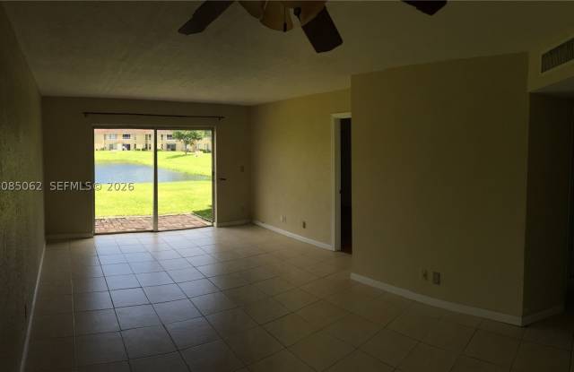 909 Twin Lakes Dr Gallery 1