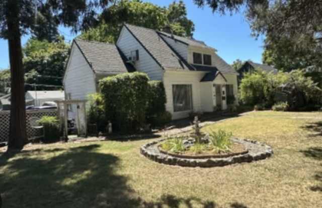 221 NE A St - 221 Northeast A Street, Grants Pass, OR 97526