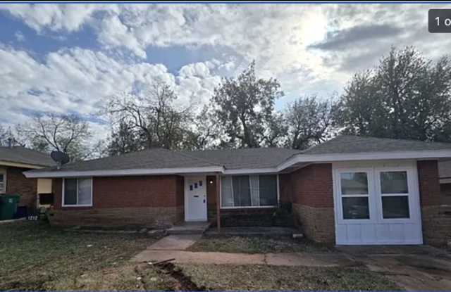 1212 NE 44th St photos photos