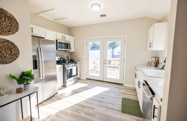 Updated 2-bedroom house $985 photos photos