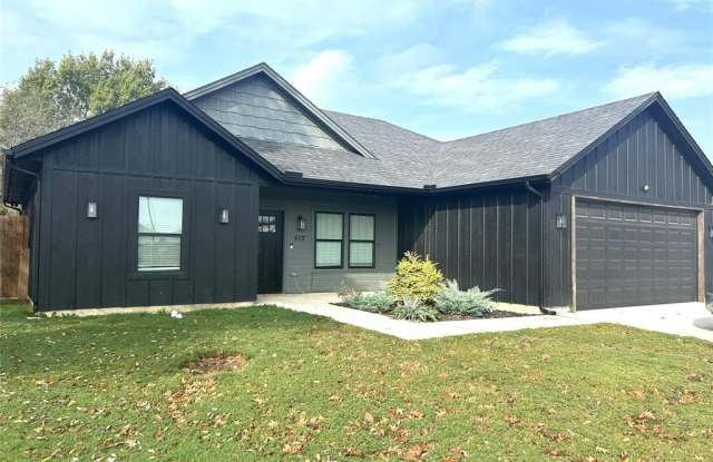 512 S 5th Street - 512 South 5th Street, Grandview, TX 76050