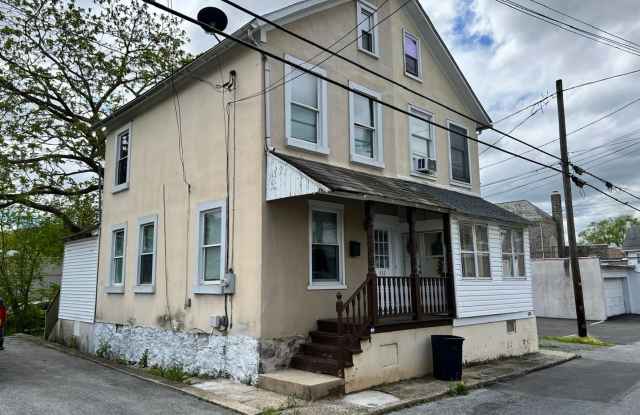 2 Bedroom Rental in Emmaus! - 432 Green Street, Emmaus, PA 18049 2 Bedroom Rental in Emmaus! - 432 Green Street, Emmaus, PA 18049