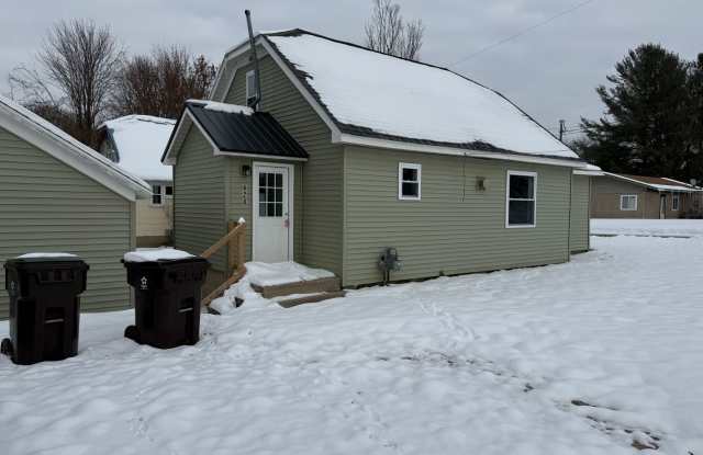 3 bedroom, 1 bath Centrally located in town - 628 Hutchinson Street, Big Rapids, MI 49307