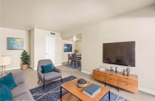 PERFECT (1) Bedroom Upstairs Condo Gallery 3