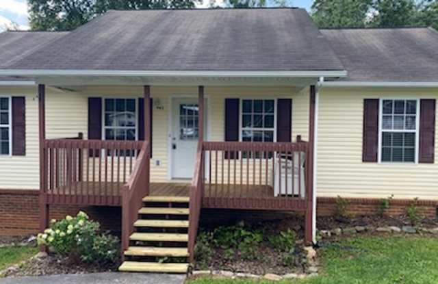 3 bedroom 2 bath single family home in Jefferson City, TN - 943 East Highland Street, Jefferson City, TN 37760