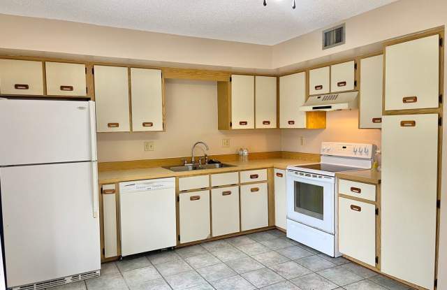 Spacious 3-Bedroom Condo in Quiet South Daytona Community Gallery 3