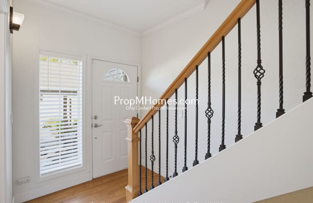 Beautiful 2-Bedroom Home with Fireplace, Fenced Yard & Community Pool! Gallery 4