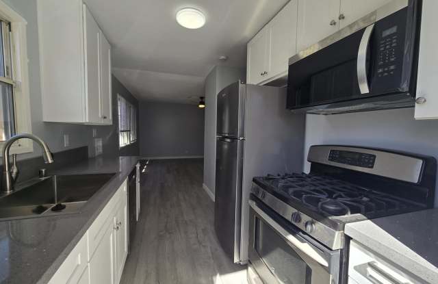 317 1/2 Warren Ln - 317 1/2 Warren Lane, Inglewood, CA 90302