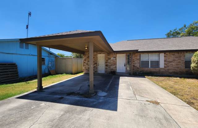 2/1 Duplex Home Close To Gruene And Easy Access To IH35! Fridge Includled / NO CARPET! / CISD photos photos