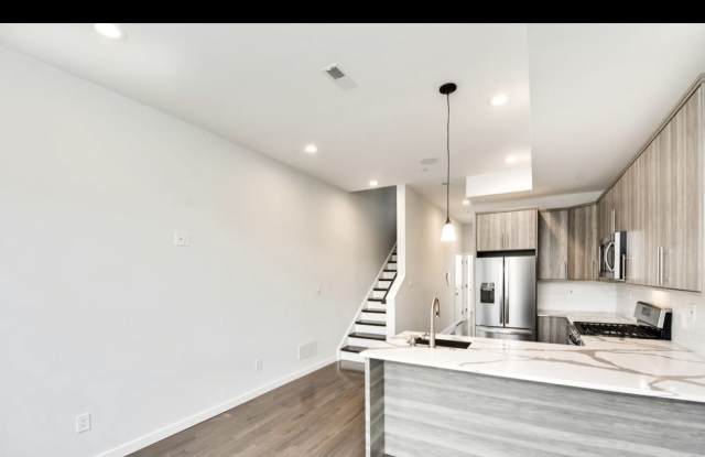 711 W Montgomery Ave photos photos