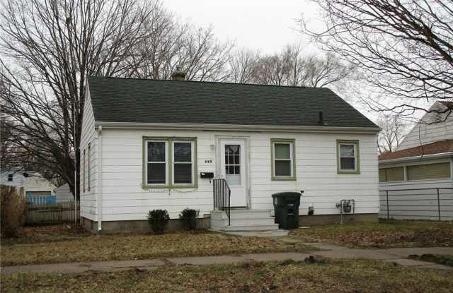 2 Bedroom, 1 Bath Double Stall Detached Garage at 641 Newton Waterloo - 641 Newton Street, Waterloo, IA 50703
