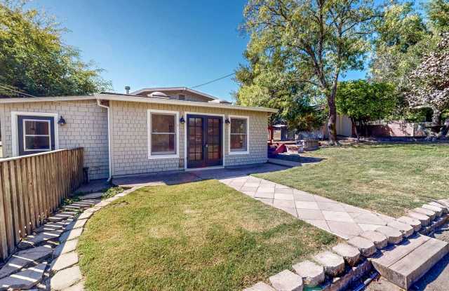 Bright and Spacious 1 Bedroom 1 Bathroom Cottage! Water, PGE, and Garbage Included! Gallery 1