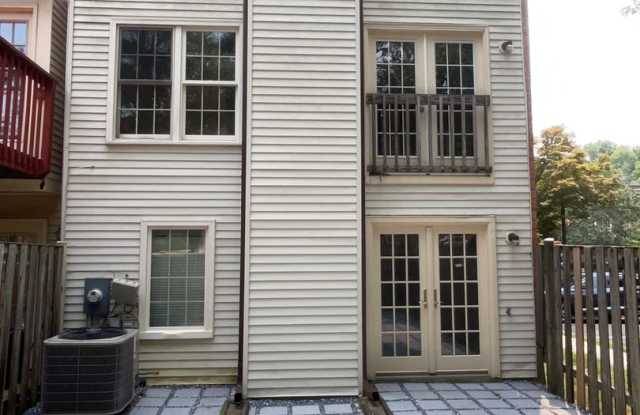 Gorgeous 3BR 2 full bath, 2 half bath end unit townhome located in the Woodmont Place community of Rockville Gallery 4