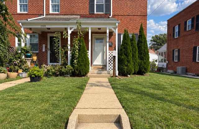 Charming 2-Bedroom Home with Updated Kitchen & In-Unit Laundry photos photos