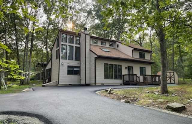 101 Monroe Ln - 101 Monroe Lane, Hemlock Farms, PA 18428