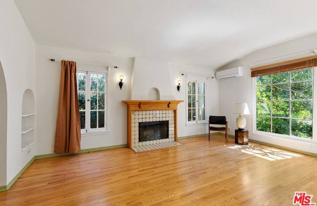 2550 AMHERST Avenue Gallery 4