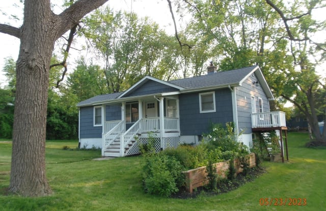 9 Indian Trail - 9 Indian Trail, Lake in the Hills, IL 60156