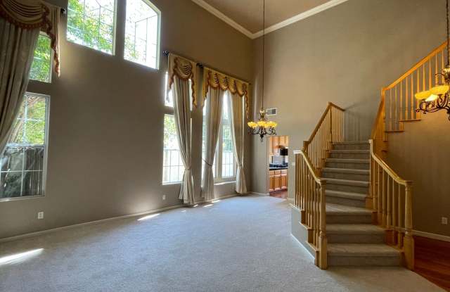 Gorgeous, Spacious 5 Bedroom 3 Bath Evergreen Gem Gallery 3