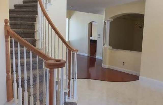 East Roseville Olympus Pointe 3900 sft 4 Bedroom + Den/Office, 5 Bathrooms, 3 Car Garage, Gardner Provided NO PETS Gallery 4