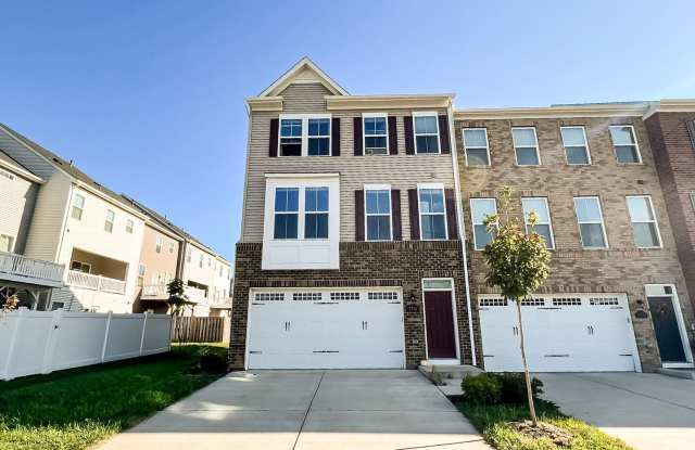 Luxurious 4 Bedroom 3.5 Bathroom End Unit Townhome In Desired Blackburn Community photos photos Luxurious 4 Bedroom 3.5 Bathroom End Unit Townhome In Desired Blackburn Community photos photos