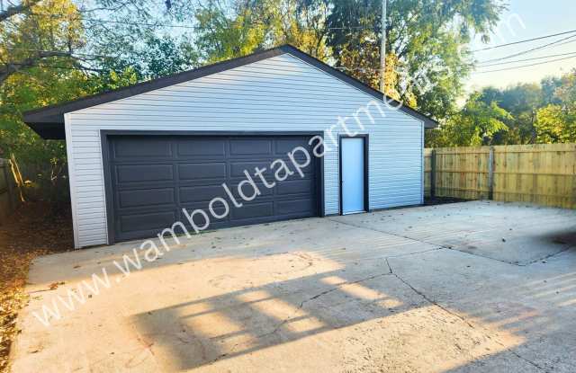 3 bedroom 1.5 bath house with HUGE 3 car detached garage! Gallery 3